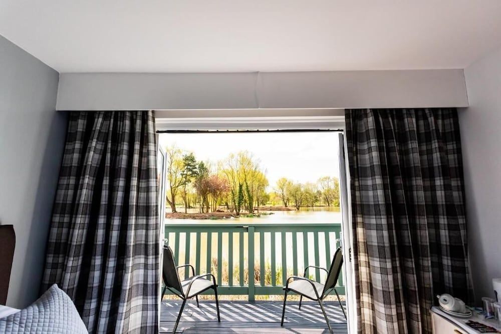 The Vale Golf & Country Club Cabin, Lake View 11