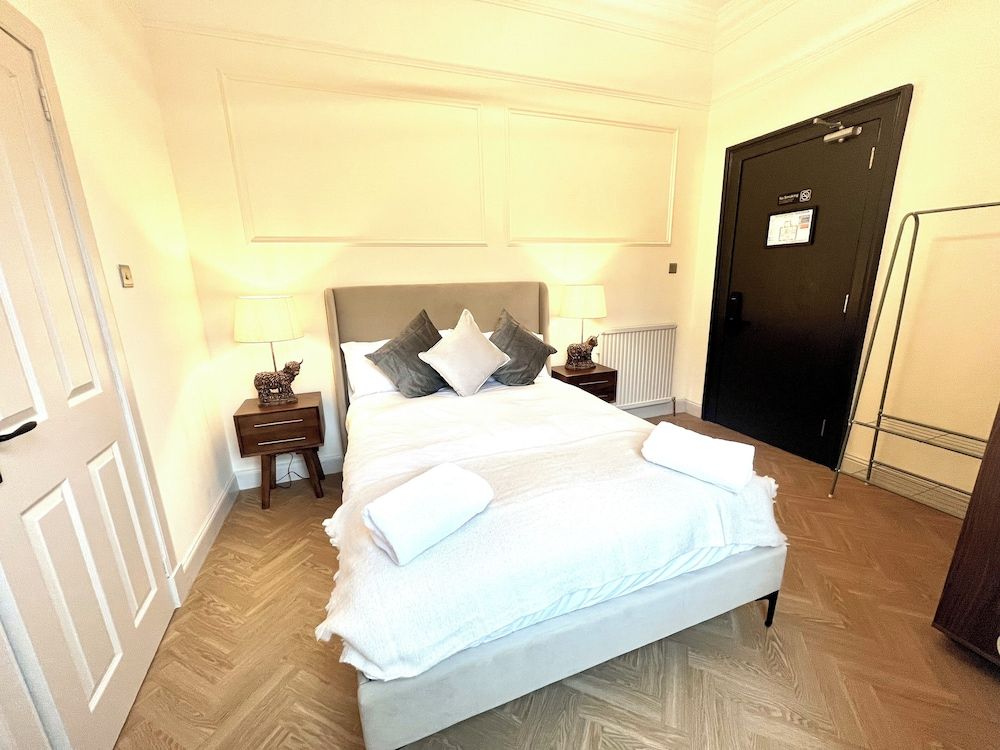 Luxury Townhome, Multiple Bedrooms, Shower Grab Bars, Non Smoking