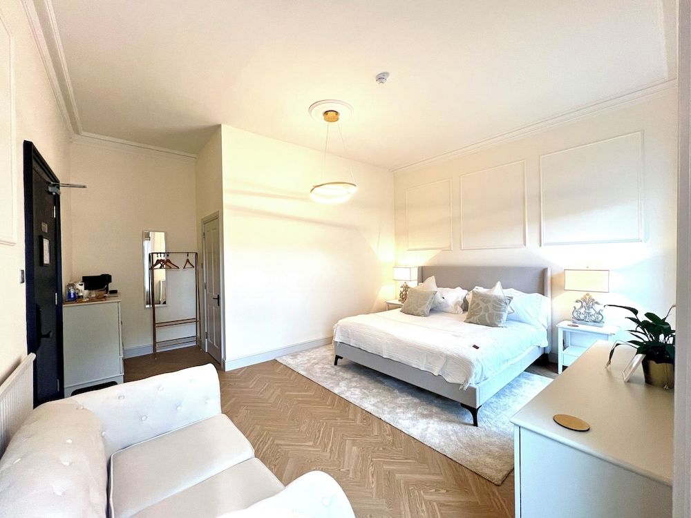 Luxury Townhome, Multiple Bedrooms, Shower Grab Bars, Non Smoking