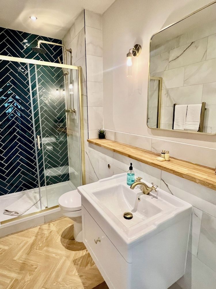 ApartNest Auchterarder Superior Double Room, Shower Grab Bars, Non Smoking 3