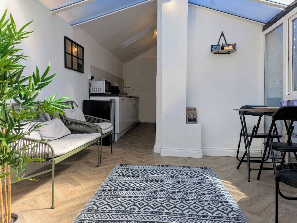 1-bed Retreat - Hot Tub, Private Garden & Bbq Apartment 8