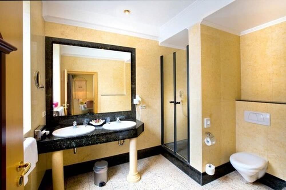 Hotel Fürstenhof Bad Bertrich Panoramic Single Room (with french bed) 8