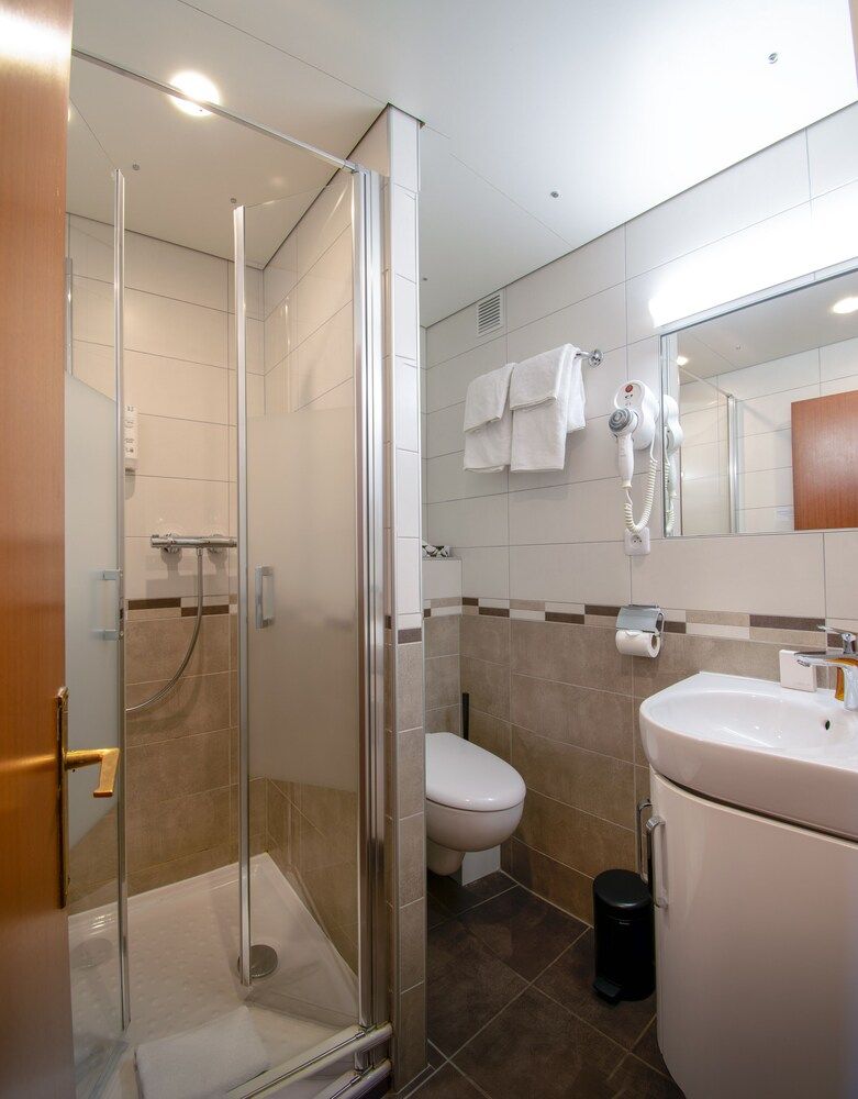 Hôtel Le Lac Chambre Standard Grand Lit Ct Fort et Rout 5