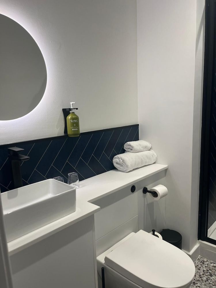 Station Suites Deluxe Studio, 1 King Bed with Sofa bed 4