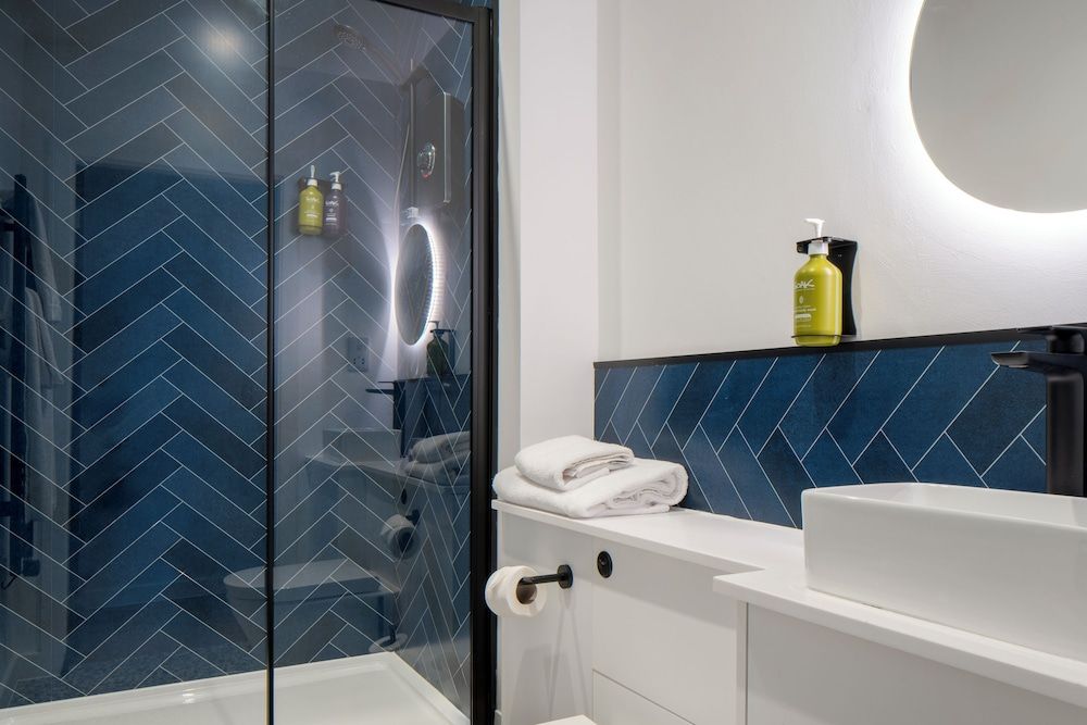 Station Suites Deluxe Studio, 1 King Bed with Sofa bed 6