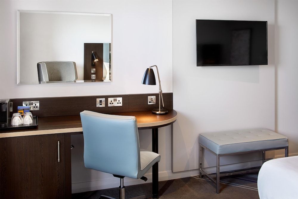 Premier Inn London Gatwick Airport Superior Double Room, Accessible Bathtub 6