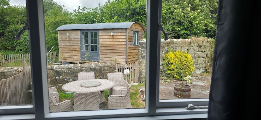 The Benett Arms Comfort Double Room, Garden View 10