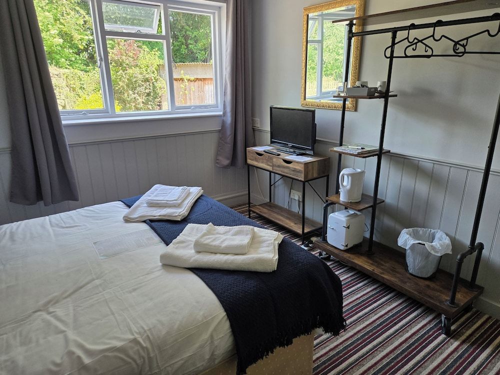 The Benett Arms Comfort Suite, Private Bathroom, Garden View