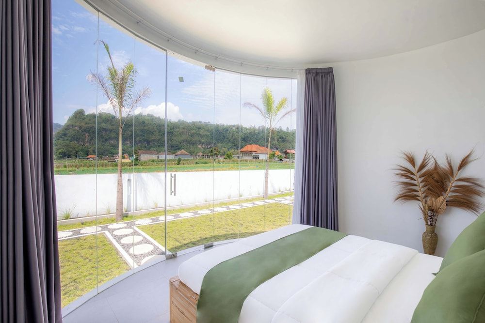 Intan Lake View Kintamani Deluxe Room 3