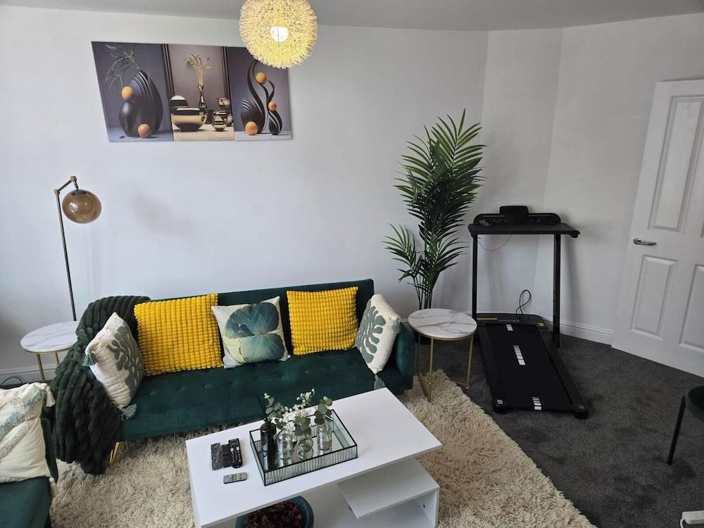 Glams Cozy City Apartment in Wolverhampton Apartment