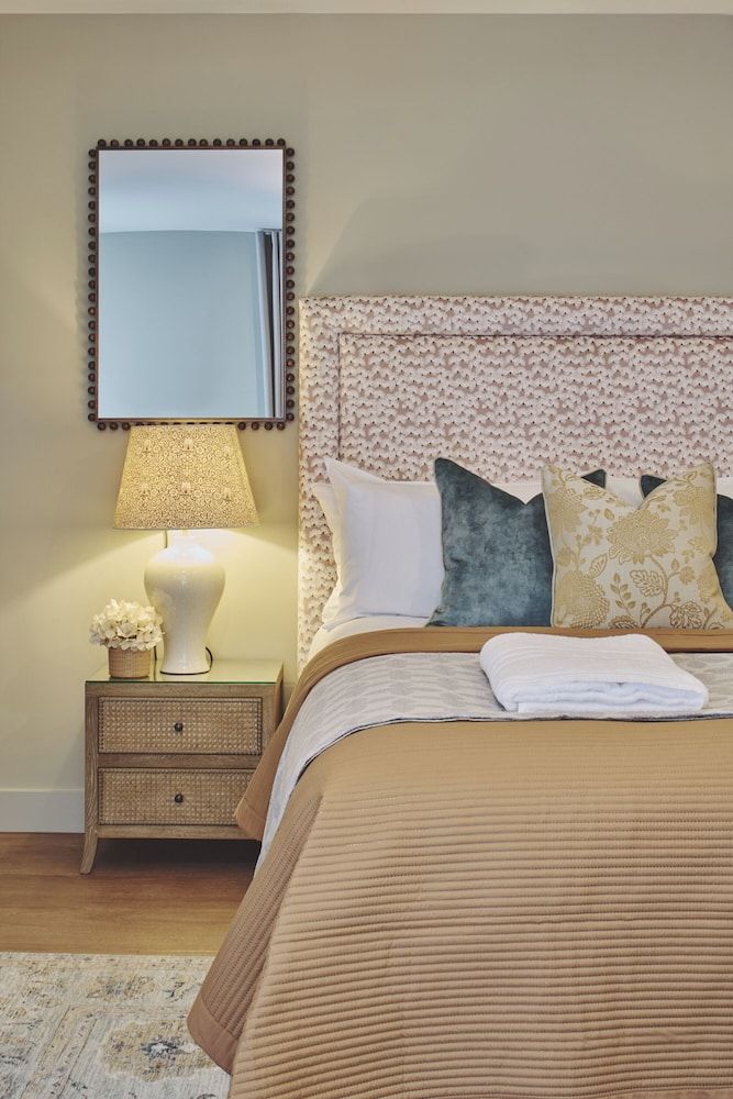 The Barn Hotel Luxury Studio Suite, Shower Grab Bars 7