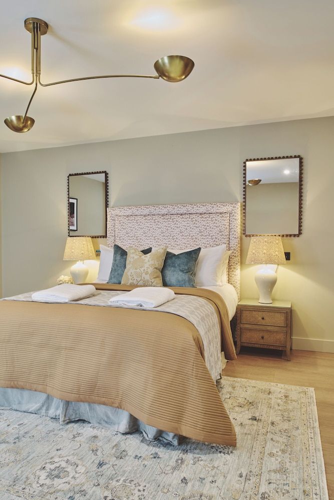 The Barn Hotel Luxury Studio Suite, Shower Grab Bars 4