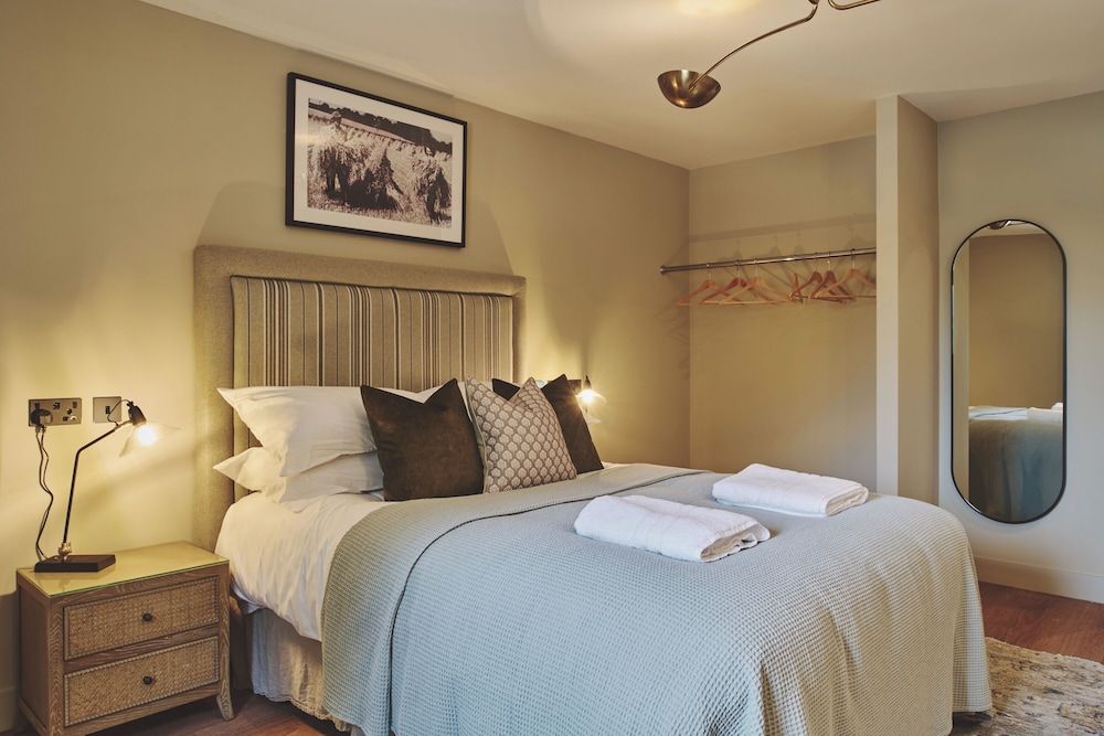 The Barn Hotel Luxury Studio Suite, Shower Grab Bars 5