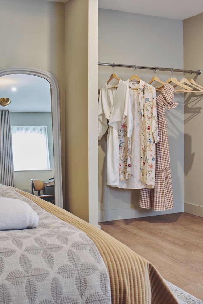 The Barn Hotel Luxury Studio Suite, Shower Grab Bars 3