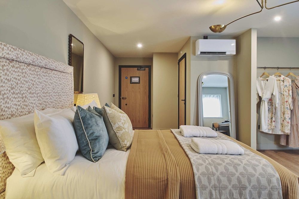 The Barn Hotel Luxury Studio Suite, Shower Grab Bars 8