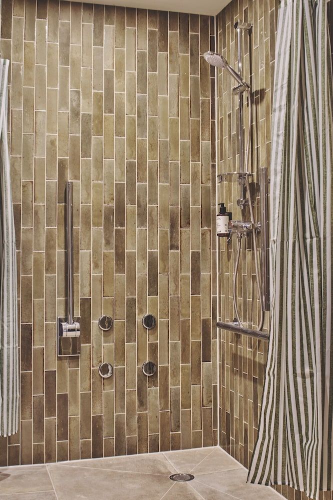 The Barn Hotel Luxury Studio Suite, Shower Grab Bars 11