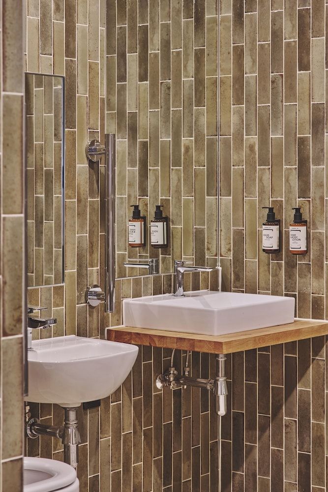 The Barn Hotel Luxury Studio Suite, Shower Grab Bars 12