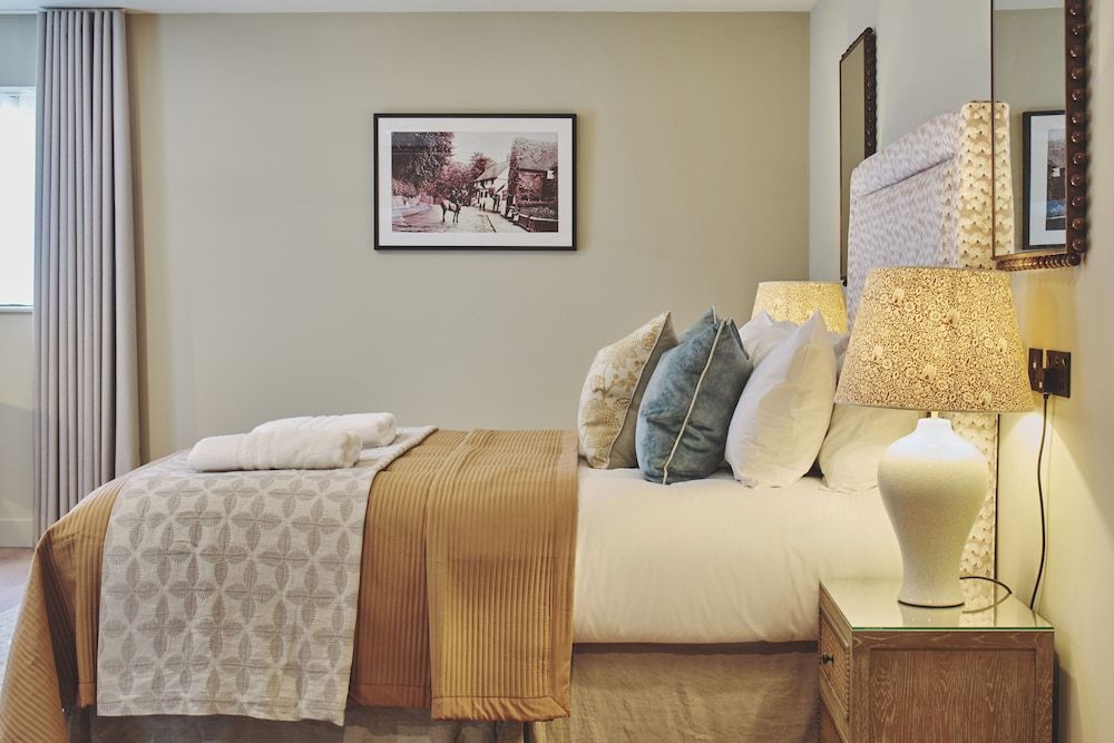 The Barn Hotel Luxury Studio Suite, Shower Grab Bars