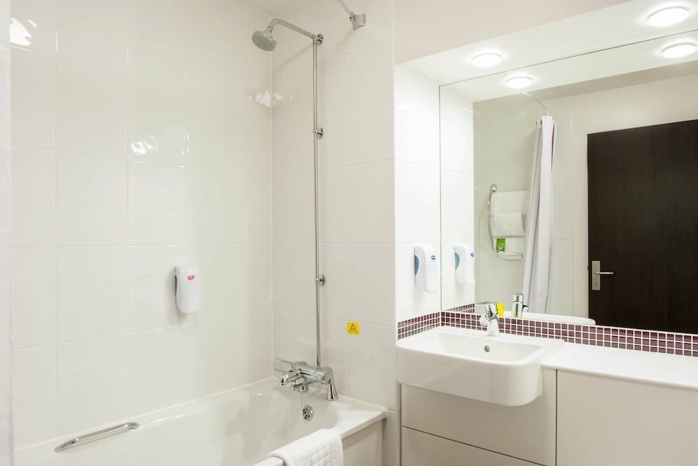 Premier Inn Wrexham City Centre Family Quadruple Room 2