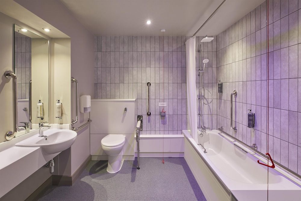 Premier Inn Coventry City Centre - Belgrade Plaza Standard Double Room, Accessible Bathtub 4