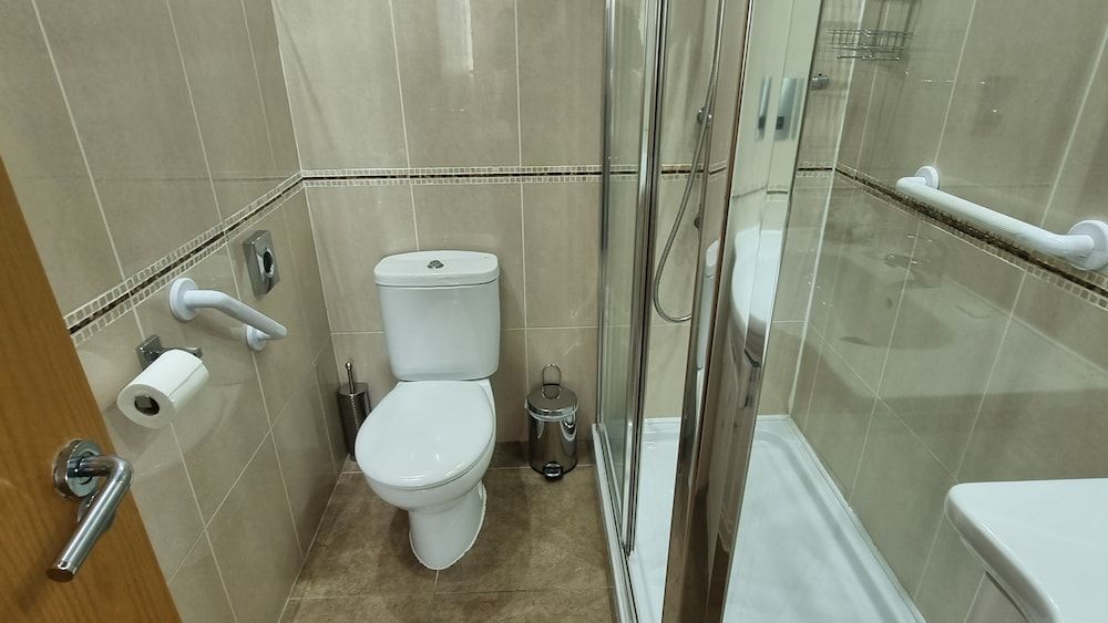 Granada Apartments Queens Mansions 09 Clitheroe Suite 4-Star, 1 Bedroom, Sea View, Beachfront (plus 1 free baby) 11