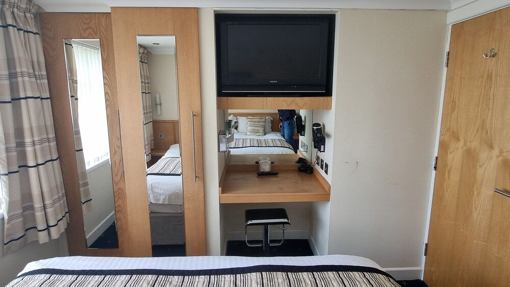 Granada Apartments Queens Mansions 09 Clitheroe Suite 4-Star, 1 Bedroom, Sea View, Beachfront (plus 1 free baby) 5