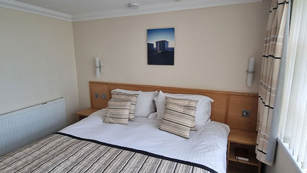 Granada Apartments Queens Mansions 09 Clitheroe Suite 4-Star, 1 Bedroom, Sea View, Beachfront (plus 1 free baby)