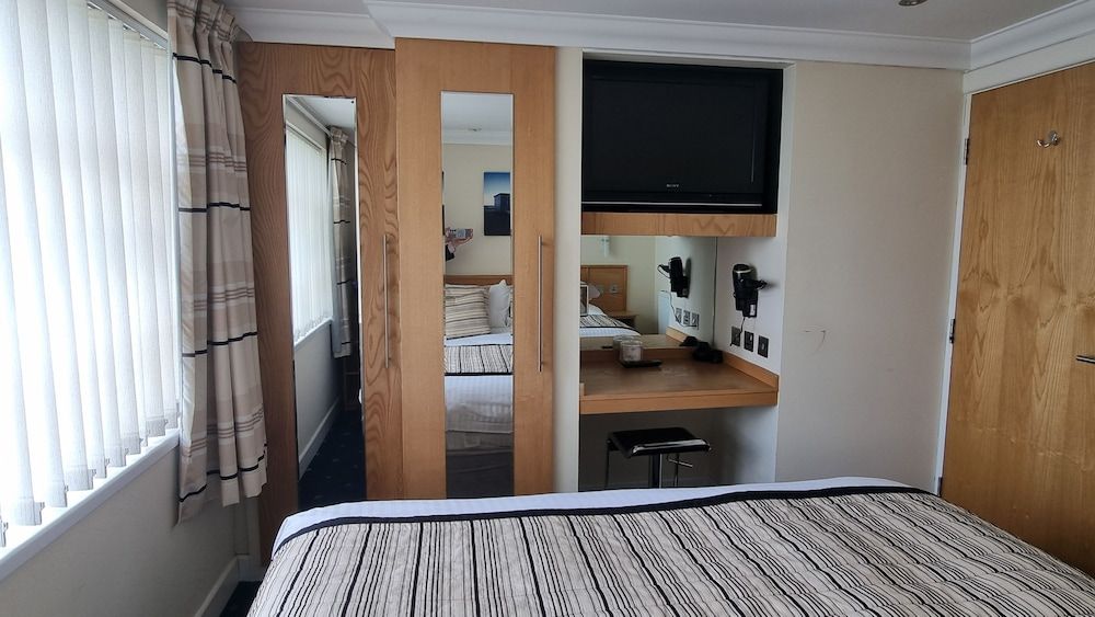 Granada Apartments Queens Mansions 09 Clitheroe Suite 4-Star, 1 Bedroom, Sea View, Beachfront (plus 1 free baby) 15