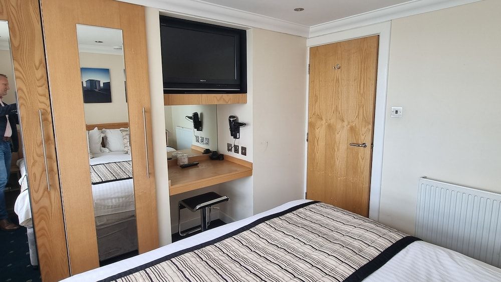 Granada Apartments Queens Mansions 09 Clitheroe Suite 4-Star, 1 Bedroom, Sea View, Beachfront (plus 1 free baby) 2