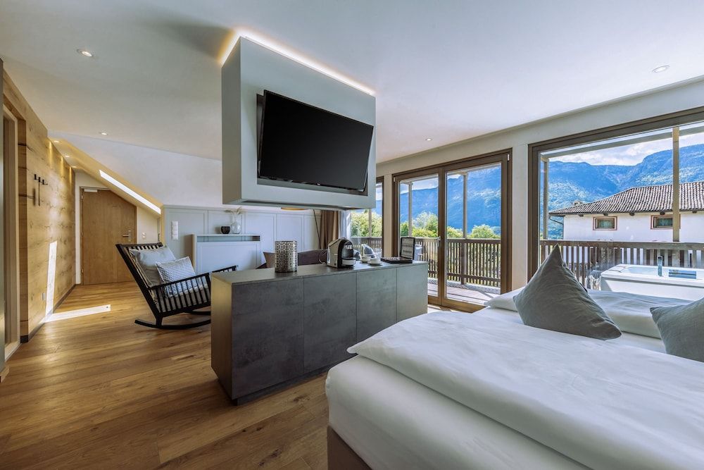 Grand Suite, Jetted Tub, Mountain View