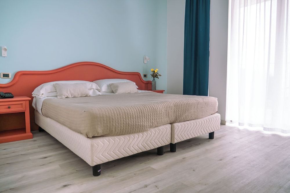 Superior Room, Lake View