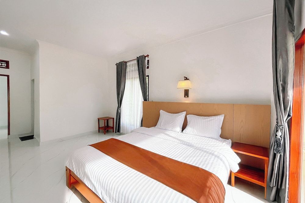 Simangande View & Resto By Helocus Deluxe Double Room 6