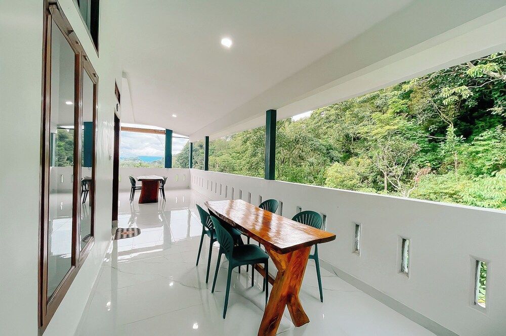 Simangande View & Resto By Helocus Deluxe Double Room 10