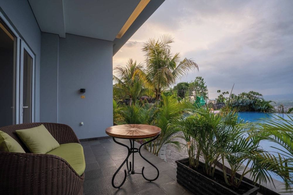 Amaranta Prambanan Yogyakarta Premier Garden Pool Access King 4