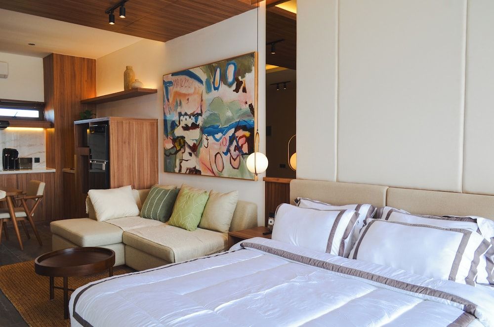 Comfort Studio, 1 King Bed, Pool View
