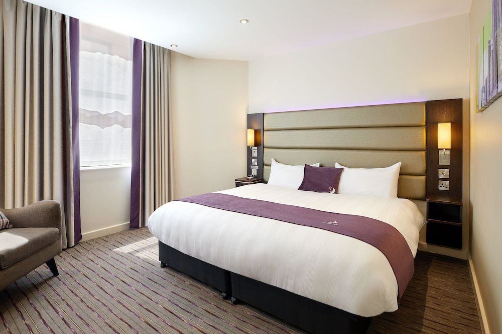 Premier Inn Dunfermline Standard Double Room, Accessible Bathtub