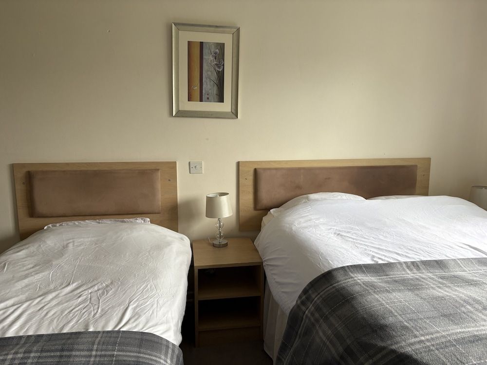 Roadhouse LLanwenarth Standard Twin Room, Ensuite, River View 2