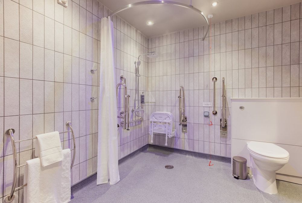 Standard Double Room, Roll-in Shower