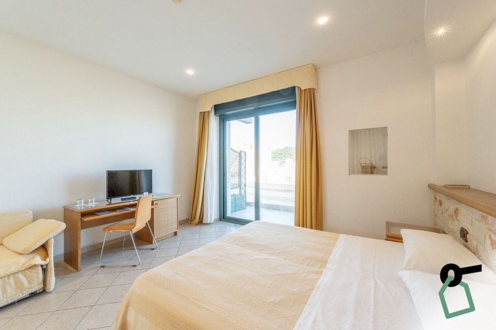 Hotiday Leuca Lungomare Comfort Quadruple Room 11