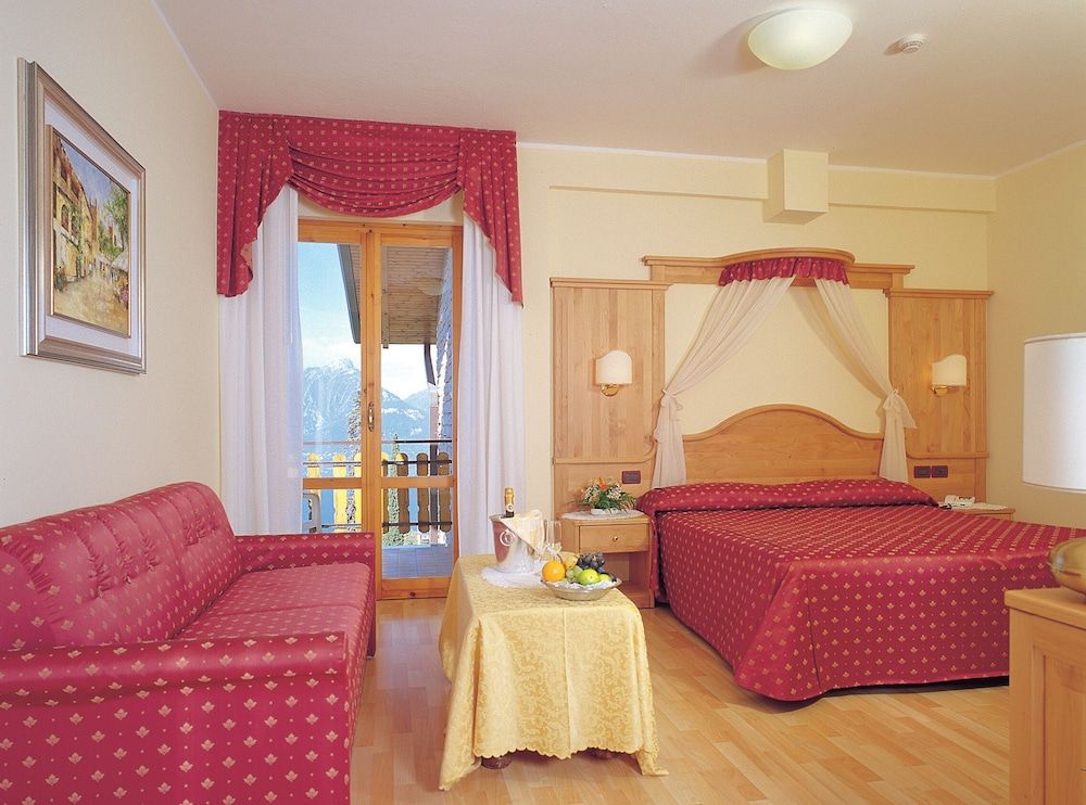 Romantic Junior Suite with 2 balconies, Partial Lake-View
