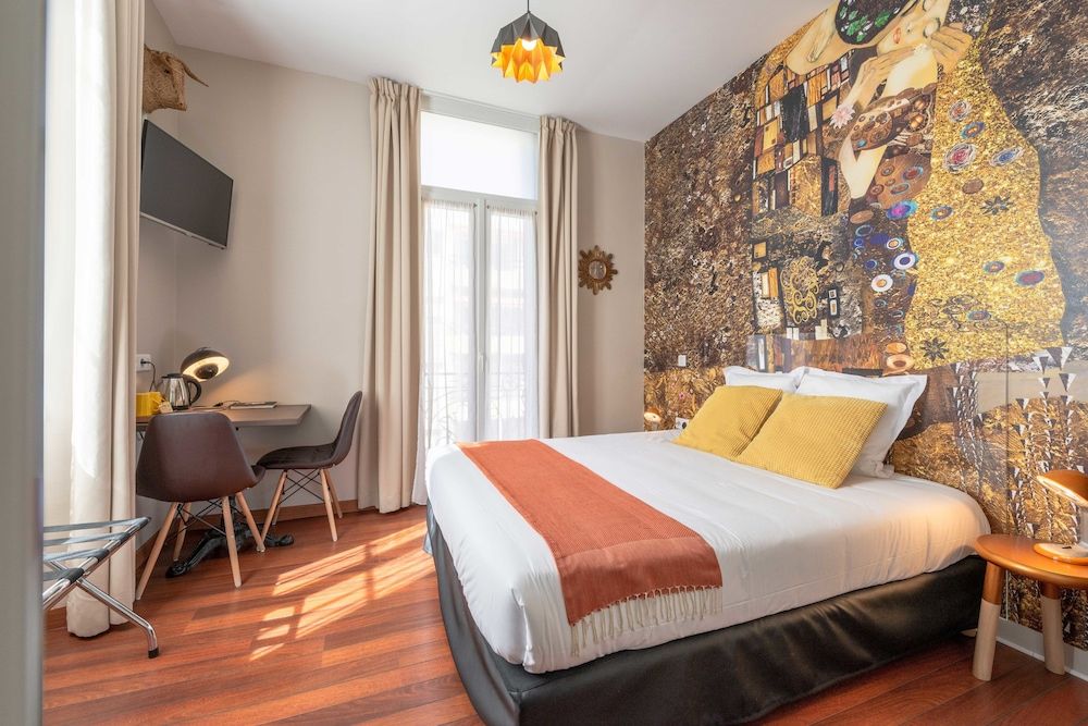 Suite 2 Bedrooms (2 bathrooms)