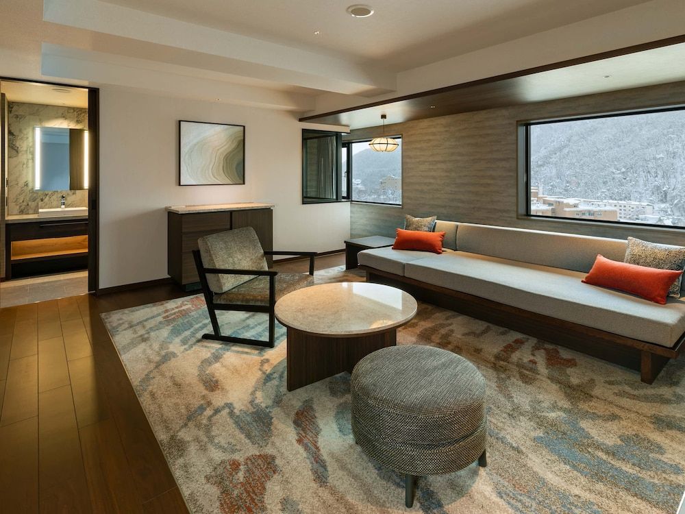 EXECUTIVE SUITE SUIREI