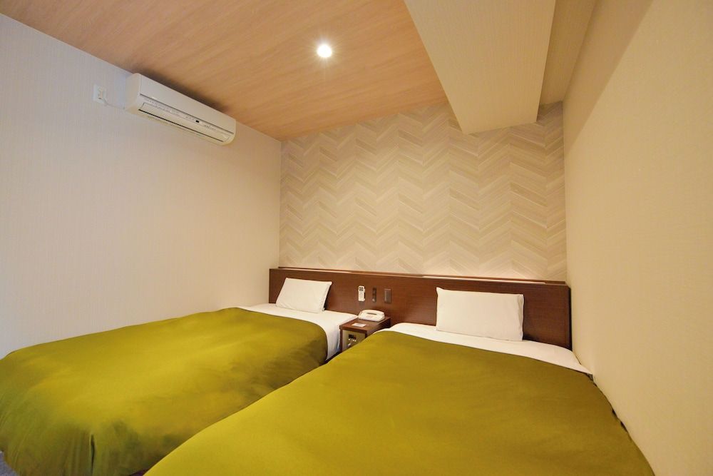 Twin Room, Smoking