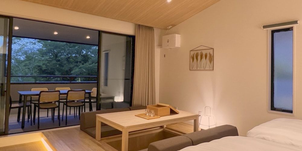2 Double Beds + 2 Single Bed / 6 people capacity, Non Smoking