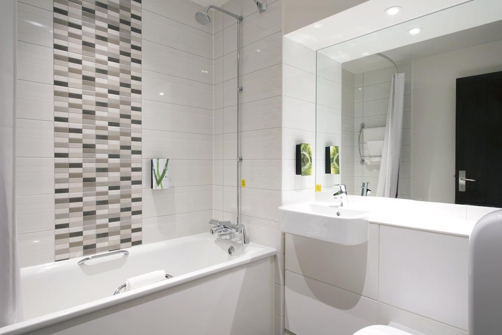 Premier Inn London Tolworth Standard Double Room 4