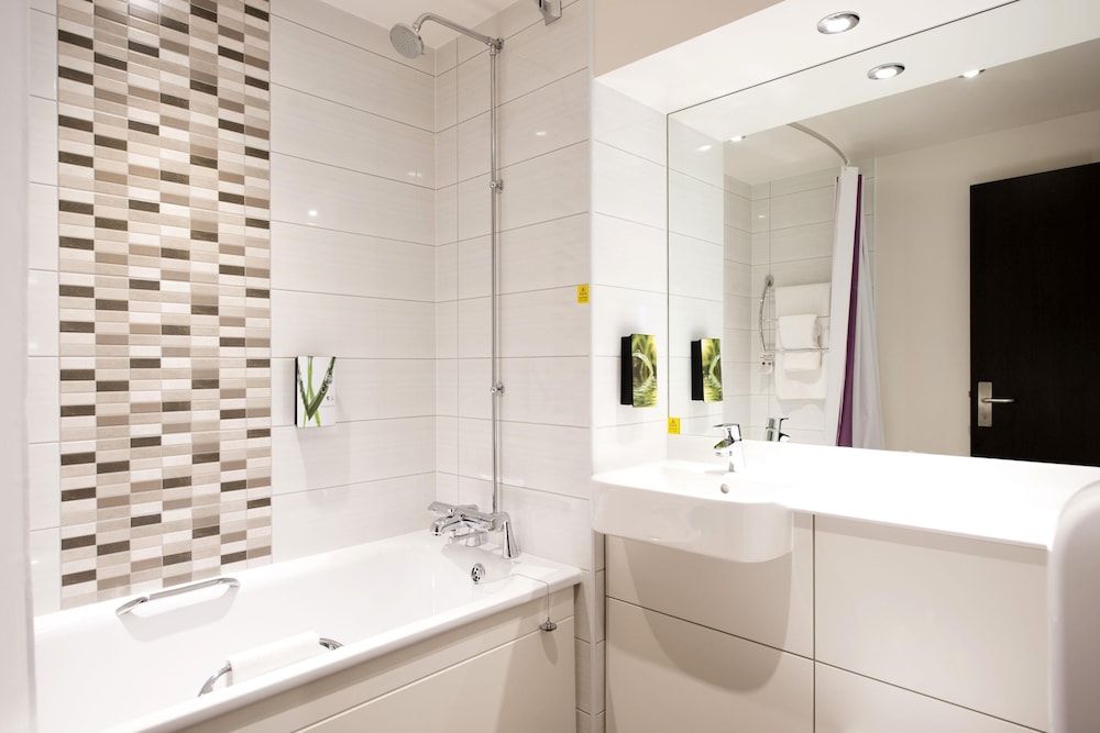 Premier Inn Manchester Salford Media City Standard Double Room 2