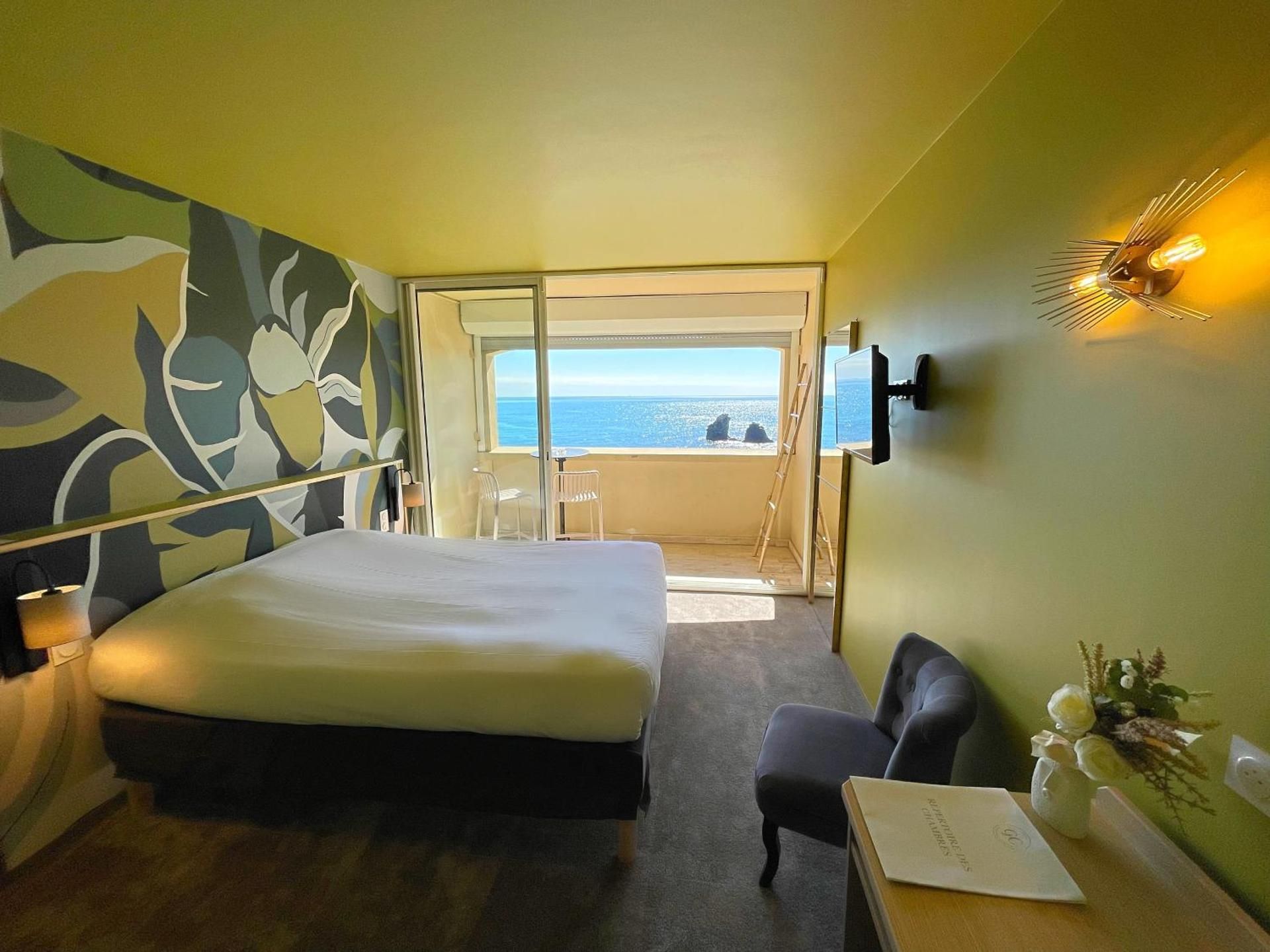 Deluxe Double Room with Balcony and Sea View