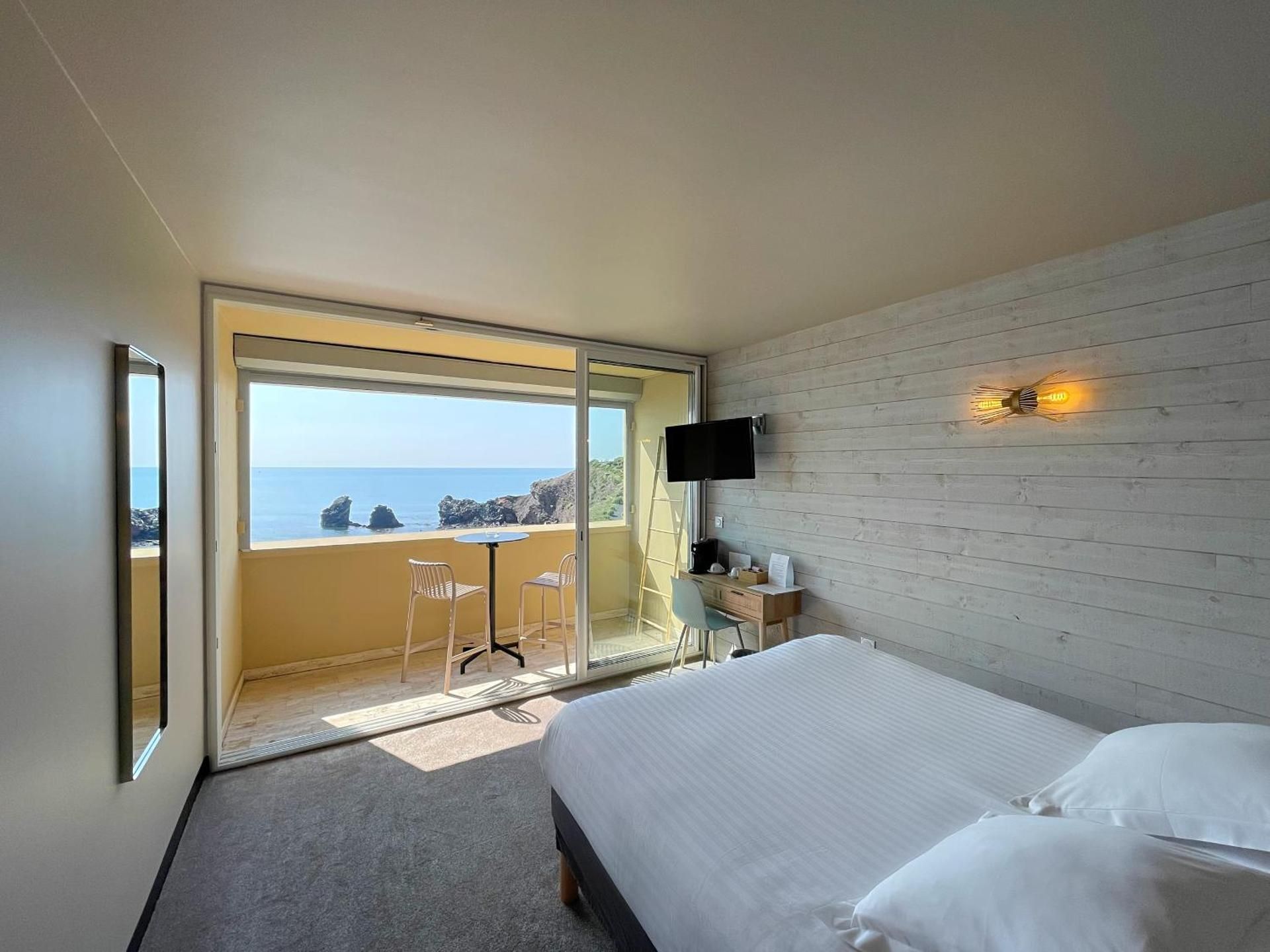 Deluxe Double Room with Balcony and Sea View
