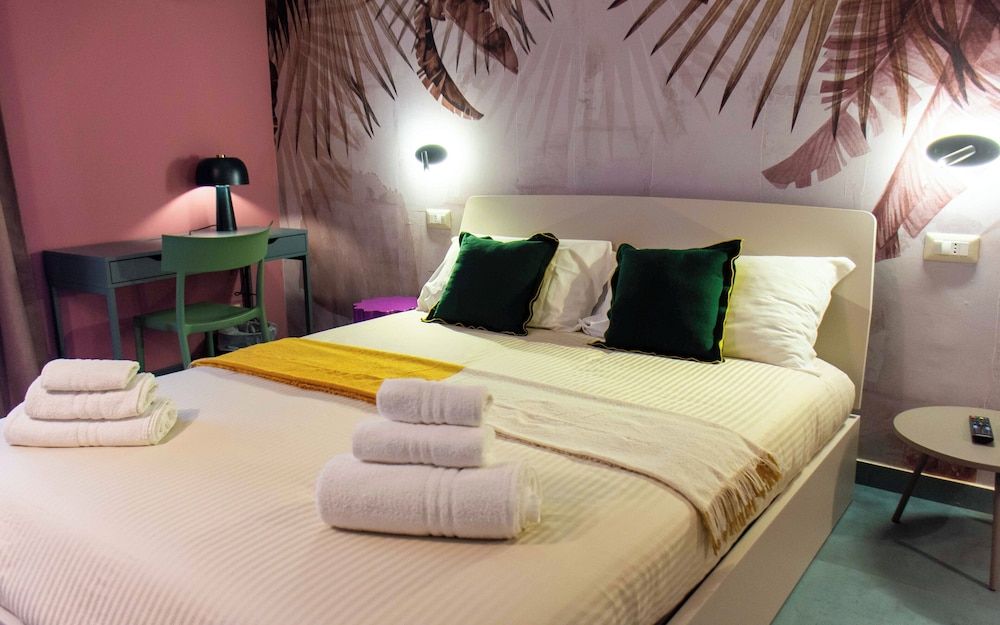 Opera Boutique Family Double Room, City View 4