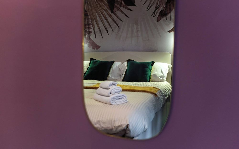 Opera Boutique Family Double Room, City View 2